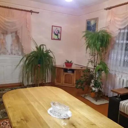 Bat'kivska Hata * Stari Kuty