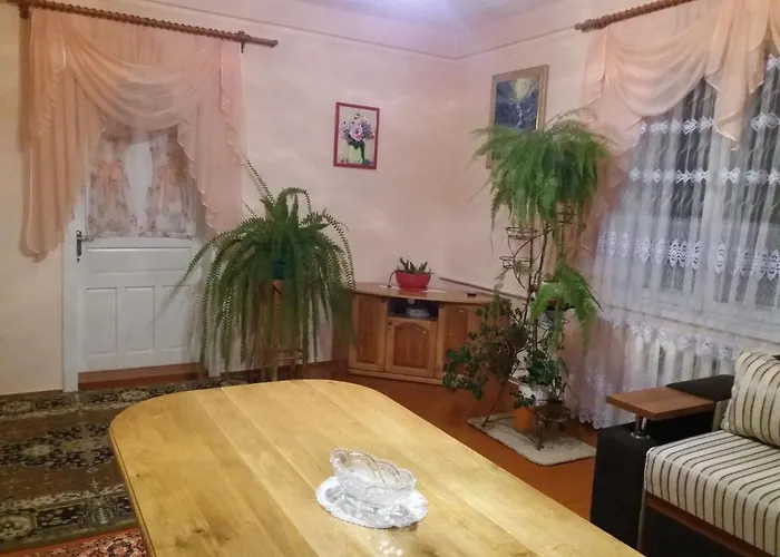 Bat'kivska Hata * Stari Kuty